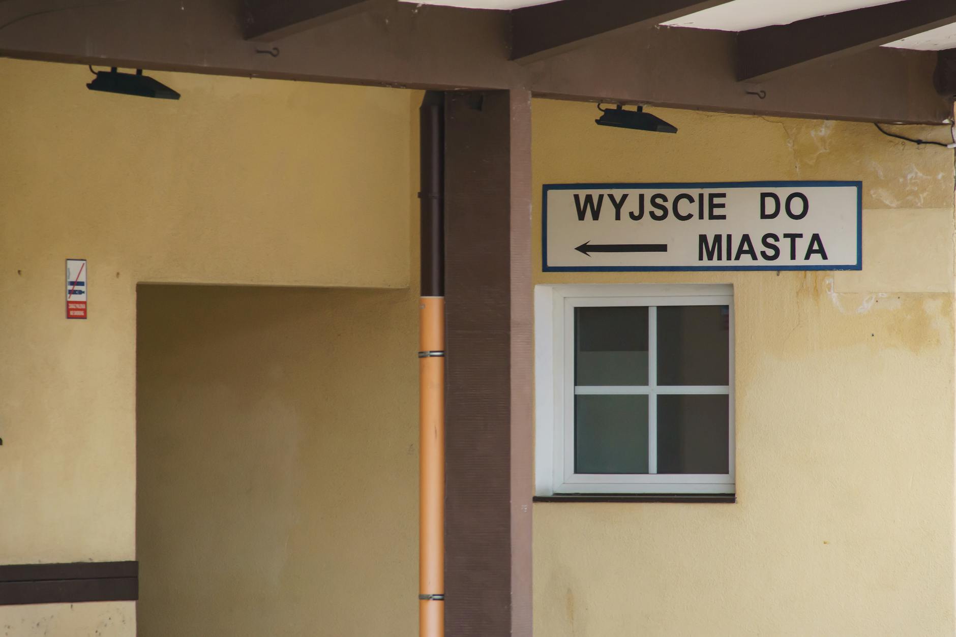 Ilustracja przedstawiająca kolejkę pacjentów do lekarza specjalisty w Zgierzu