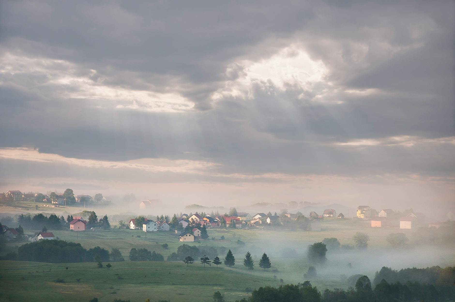 Widok na zabytkowy kościół w Zgierzu na tle błękitnego nieba